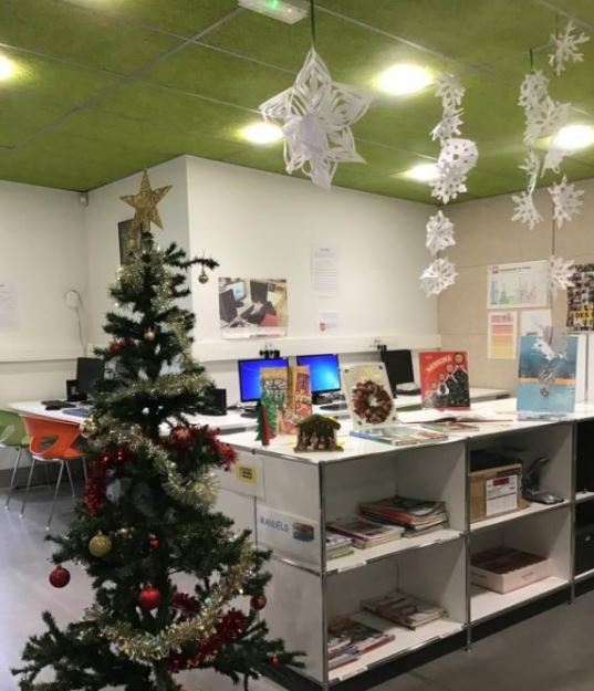 Atelier décorations de Noël du CDI du Collège