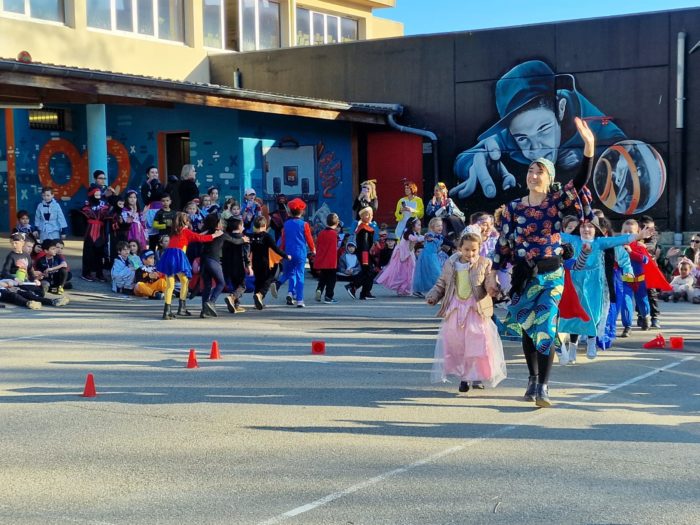 Carnaval à l'école Saint Jean XXIII : Une fête colorée sous le soleil